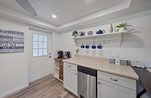 Alta Vista House | Cozy Cottage with Screened in Porch, Patio & Grill - Close to Top Attractions!