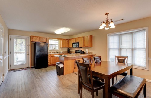 Pigeon Forge Cottage | Cozy Cottage -with Hot Tub & Pool in the Heart of Pigeon Forge close to Parkway!