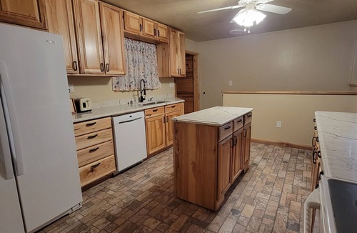 Twin Lake House | Cozy Country Home Near Lakes And Amusement Park