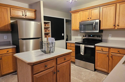 Middleburg House | Cozy Country Tree Farm Getaway w/Hot Tub, Fireplace & King Size Bed, Sleeps 12