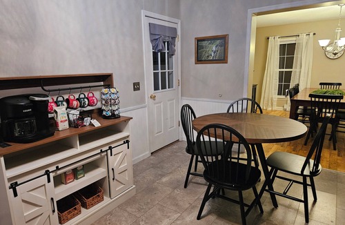 Middleburg House | Cozy Country Tree Farm Getaway w/Hot Tub, Fireplace & King Size Bed, Sleeps 12
