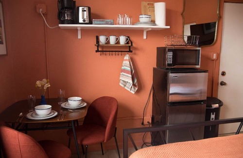 Westlake Hotel | Cozy Couple’s Studio with AC and Bathtub