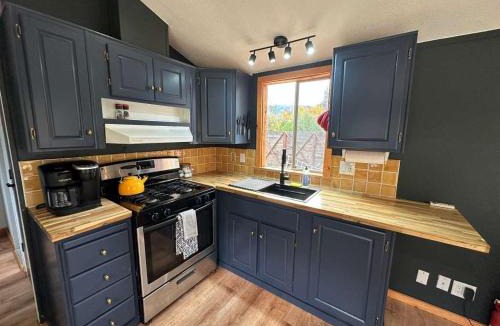 Covelo House | Cozy Covelo Tiny Home - Hot Tub & Oaks