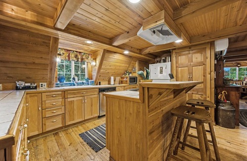 Rhododendron Cabin | Cozy Creekside Cabin Near Mt Hood | 2 Baths Deck Fire Pit