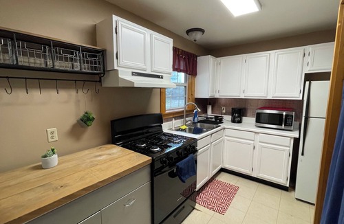 Mountain View Cottage | Cozy Creekside Cottage next to City Park. Walk to mainstreet!