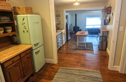 Acworth Cottage | Cozy Crescent Cottage-ON THE WATER-Near Mt Sunapee-Great Fishing-Pet friendly
