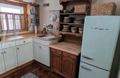 Acworth Cottage | Cozy Crescent Cottage-ON THE WATER-Near Mt Sunapee-Great Fishing-Pet friendly