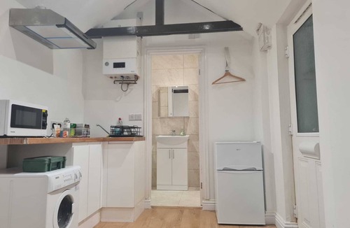 Fenny Stratford Apartment | Cozy Detached Studio Retreat with Kitchen & Bath