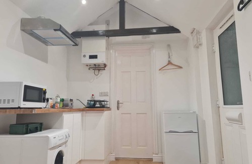 Fenny Stratford Apartment | Cozy Detached Studio Retreat with Kitchen & Bath