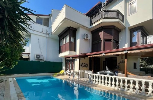 Guzeloba Mahallesi Villa | Cozy detached villa with pool