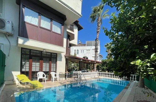 Guzeloba Mahallesi Villa | Cozy detached villa with pool