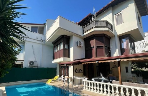 Guzeloba Mahallesi Villa | Cozy detached villa with pool