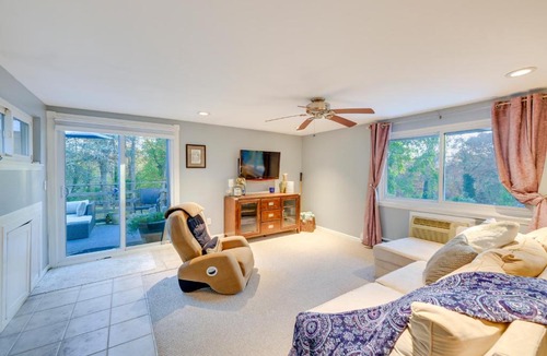 Dix Hills Apartment | Cozy Dix Hills Apt w/Deck ~ 7 Mi to Beach!