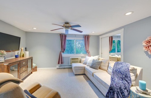 Dix Hills Apartment | Cozy Dix Hills Apt w/Deck ~ 7 Mi to Beach!