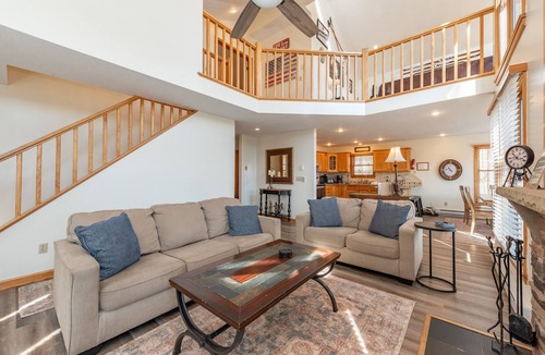 McHenry House | Cozy Dog Friendly Mountain Getaway w/Hot Tub