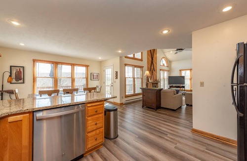 McHenry House | Cozy Dog Friendly Mountain Getaway w/Hot Tub