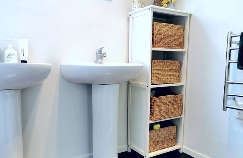 Forrest Hill House | Cozy double bedroom with own bathroom and entrance