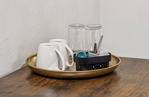 Wilhelmshaven Apartment | Cozy double room, flat-screen TV, and modern bathroom with shower. Ideal for couples and short stays – enjoy a relaxed atmosphere with warm wood accents and coastal charm.