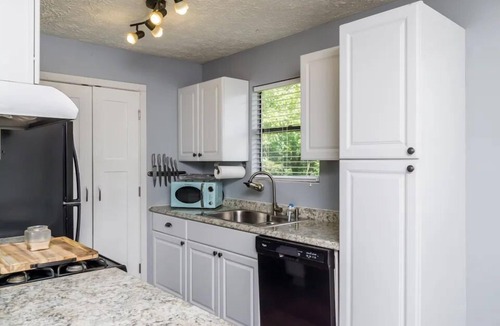Acworth House | Cozy Downtown Acworth House-near Lakepoint Sports