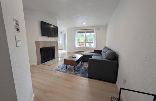 West Bellevue House | Cozy Downtown Bellevue Apartment w/Free Parking