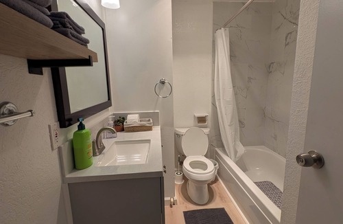 West Bellevue House | Cozy Downtown Bellevue Apartment w/Free Parking