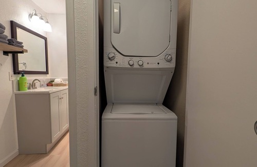 West Bellevue House | Cozy Downtown Bellevue Apartment w/Free Parking