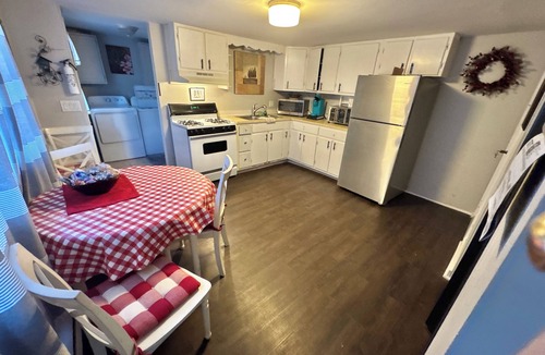 Pittston Apartment | Cozy Downtown Pittston Waterfall Glen 2BR 3 Bd 3 Sofa bed 3 TVs Laundry & Kureg