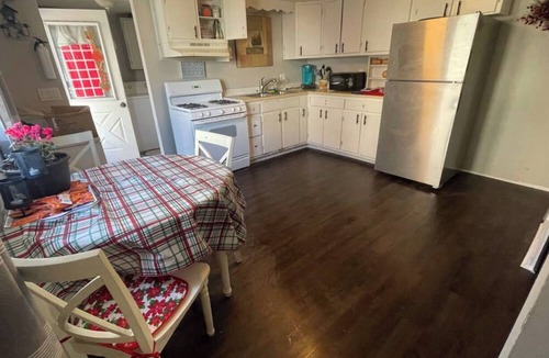 Pittston Apartment | Cozy Downtown Pittston Waterfall Glen 2BR 3 Bd 3 Sofa bed 3 TVs Laundry & Kureg