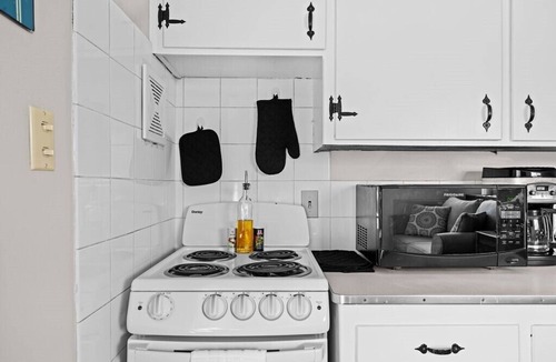 Cliff - Cannon Apartment | Cozy Downtown Studio- Arena, Podium, GU