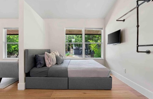 West Campus Apartment | Cozy Downtown Studio - near UT