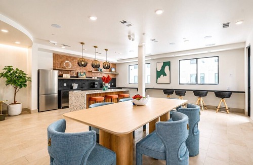 Neartown Condo | Cozy Downtown Suite | Rooftop Lounge, Pool & Gym