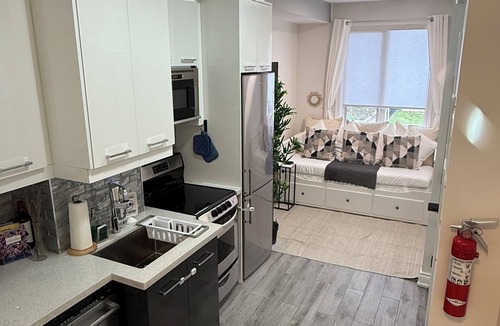 Niagara House | Cozy Downtown Toronto Retreat Near King W & Queen W Life