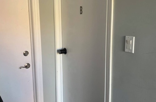 Niagara House | Cozy Downtown Toronto Retreat Near King W & Queen W Life
