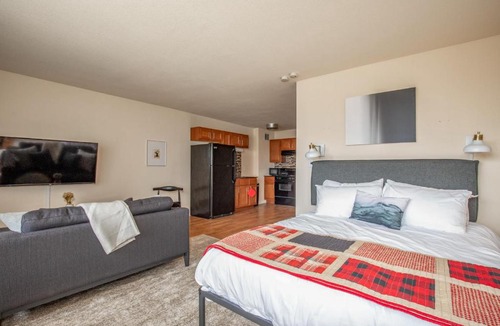 Downtown West Apartment | Cozy DT Studio with City View by Zencity