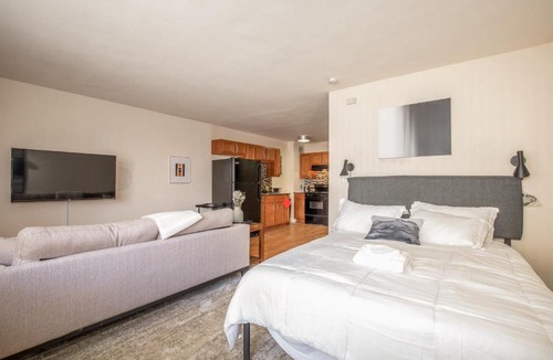 Downtown West Apartment | Cozy DT Studio with Full Kitchen by Zencity