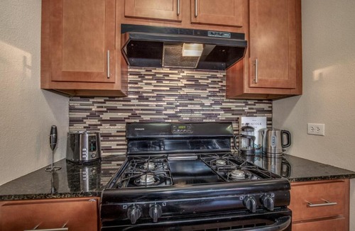 Downtown West Apartment | Cozy DT Studio with Full Kitchen by Zencity