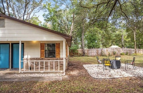 West Pensacola Apartment | Cozy duplex w/fire pit & BBQ
