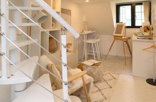 Jing'an House | Cozy Duplex W/Skylite 2 mins walk to Metro Line 2, Jing'An temple & Kerry Center