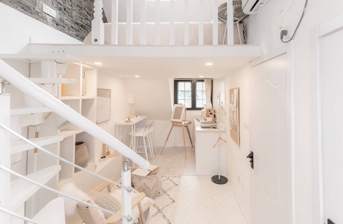 Jing'an House | Cozy Duplex W/Skylite 2 mins walk to Metro Line 2, Jing'An temple & Kerry Center