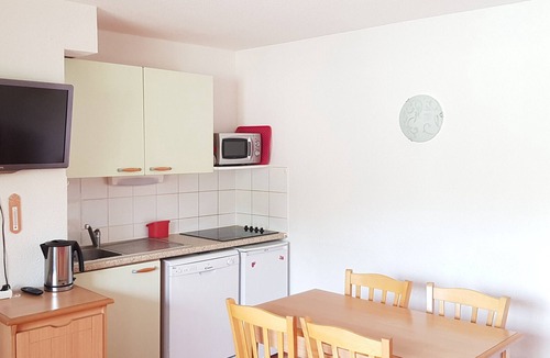 La Joue du Loup Apartment | Cozy duplex with parking in La Joue du Loup