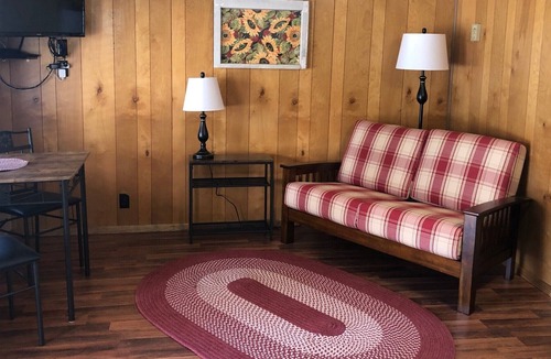 Edray Apartment | Cozy Efficiency Unit in Edray 5 Min to Marlinton and 20 Min to Snowshoe