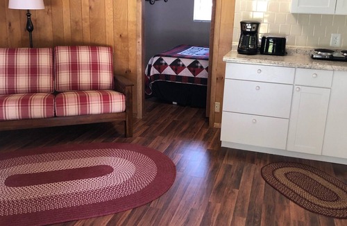 Edray Apartment | Cozy Efficiency Unit in Edray 5 Min to Marlinton and 20 Min to Snowshoe