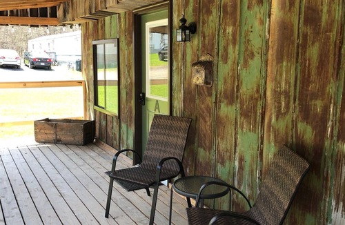 Edray Apartment | Cozy Efficiency Unit in Edray 5 Min to Marlinton and 20 Min to Snowshoe