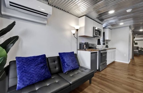 Athens Cottage | Cozy Electric Blue Cargo Cottage - Lot 25