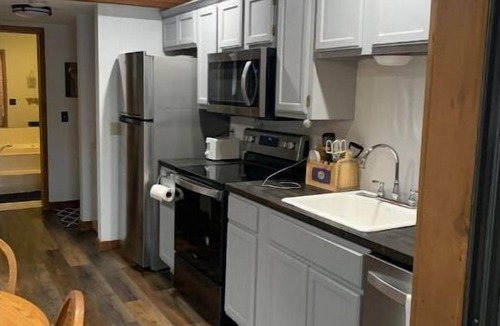 Table Rock Condo | Cozy Fall Creek Cabin