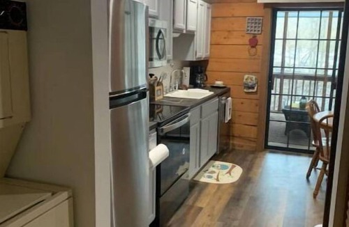 Table Rock Condo | Cozy Fall Creek Cabin
