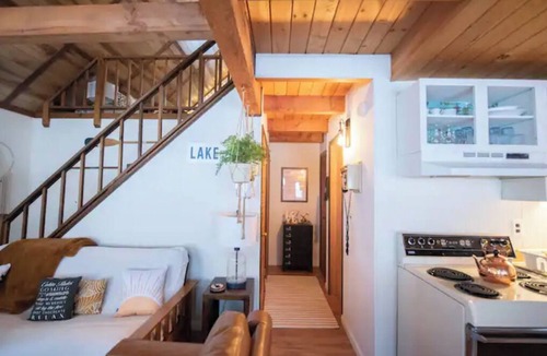 Hamlin Cabin | Cozy family-friendly cabin near lake with indoor fireplace