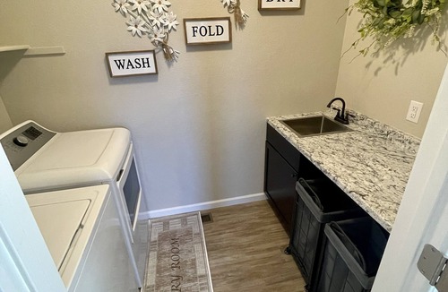 Village Seven House | Cozy Family Getaway in the Center of the Springs