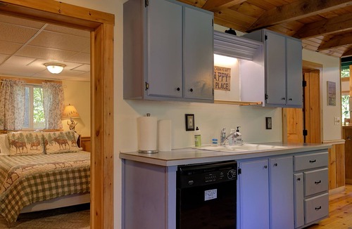North Conway Cabin | Cozy Family Getaway w/Fully Fenced Backyard, Minutes to Town, Storyland and Rail