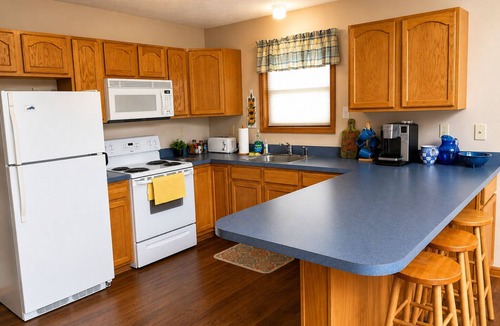 Pocono Lake Cabin | Cozy Family Getaway - Pet Friendly, Fire Pit, BBQ